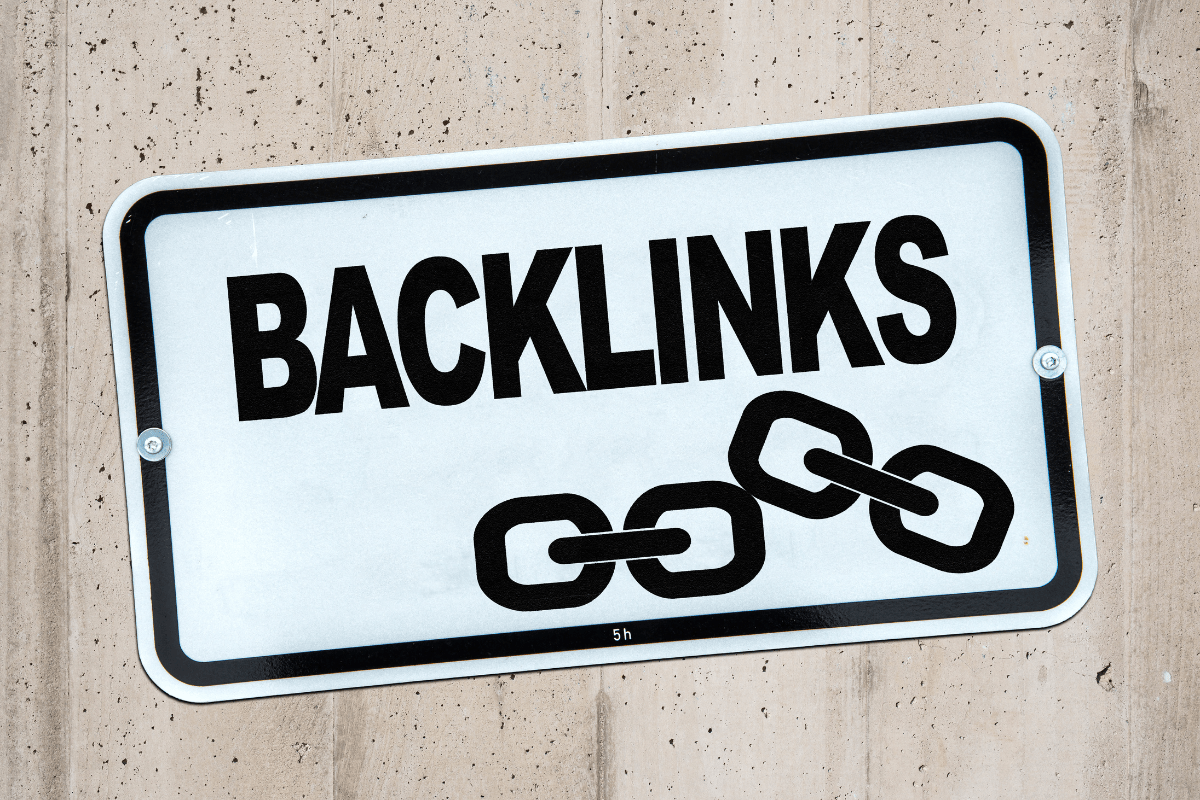 A backlinks sign on a concrete wall, essential for SEO rankings.