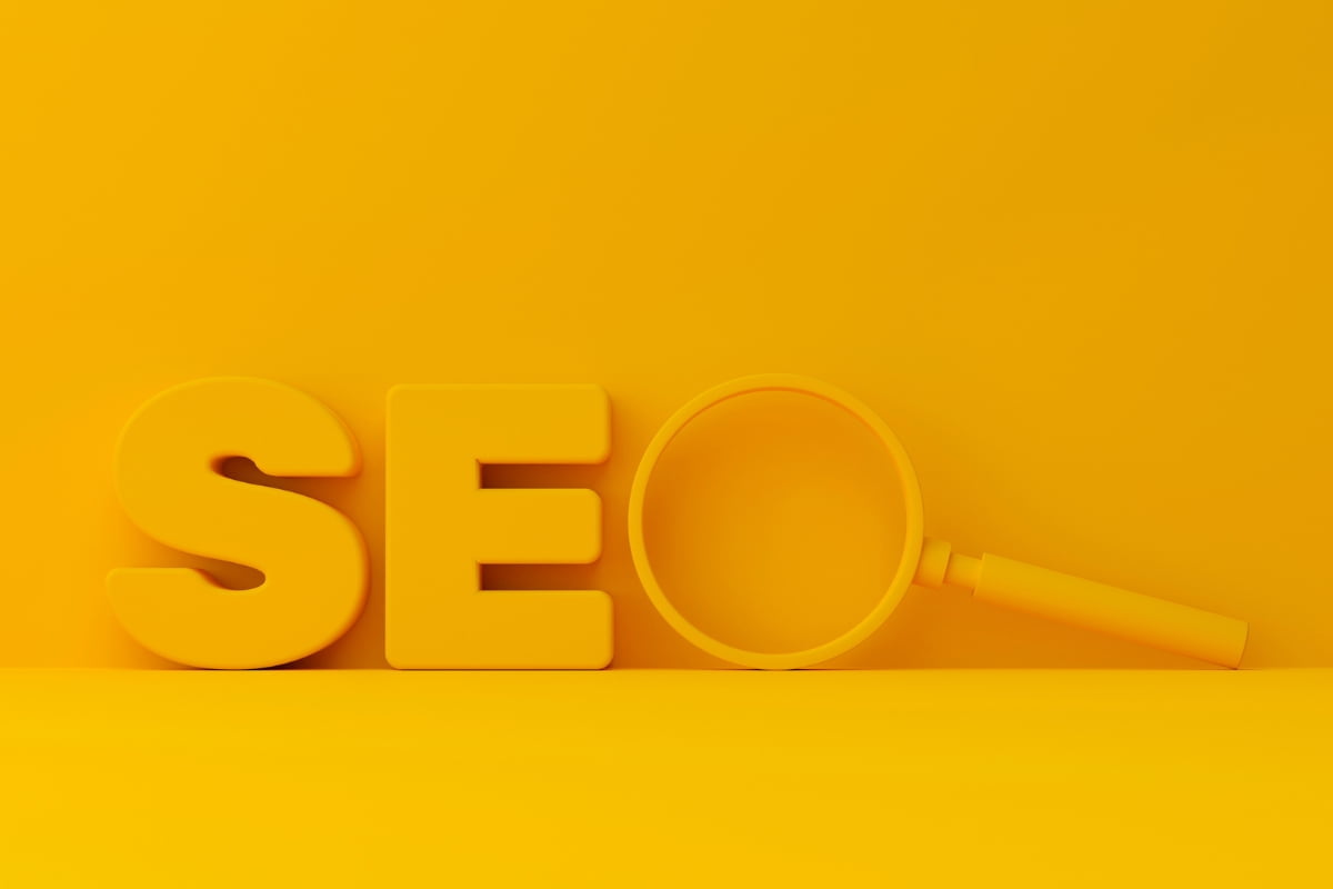 The word seo on a yellow background with focus.