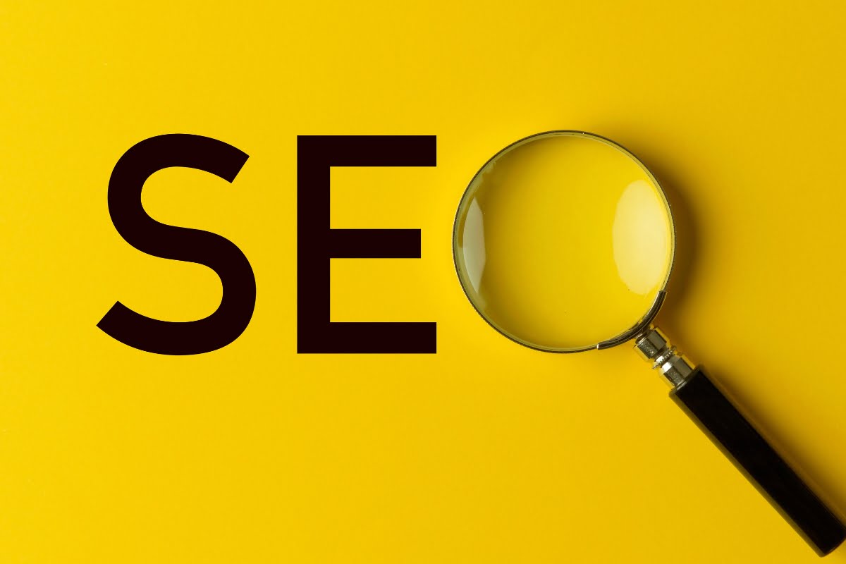 A magnifying glass over the word SEO on a yellow background, explaining the relevance of WordPress in optimizing search engine visibility.