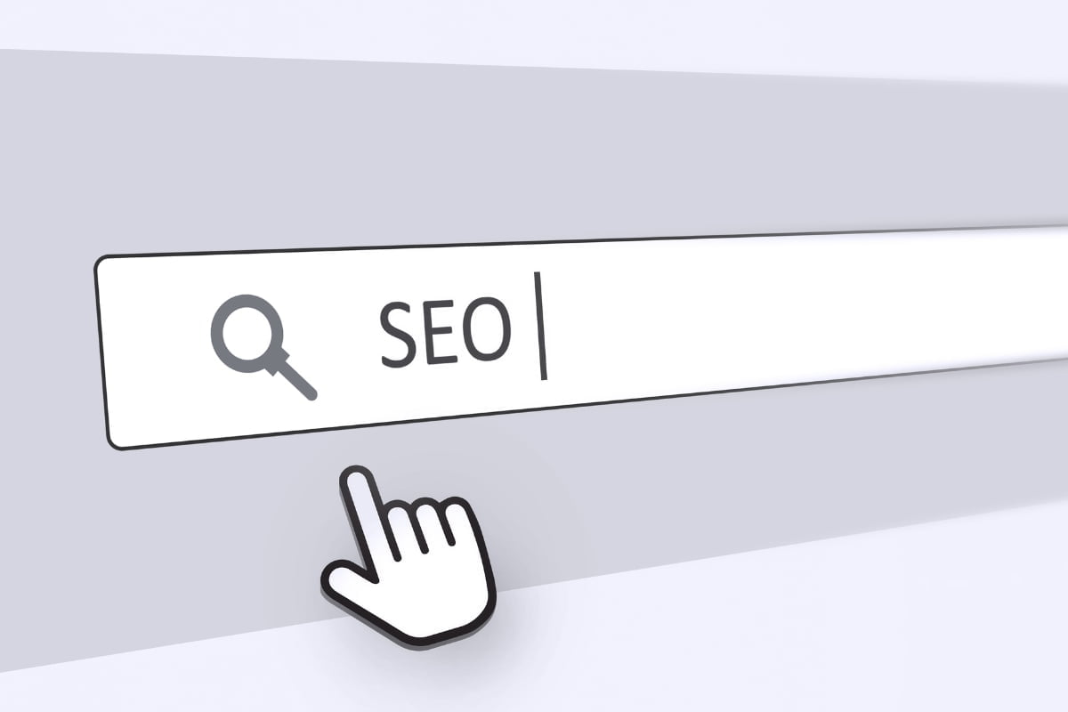 A hand is pointing at the SEO button.