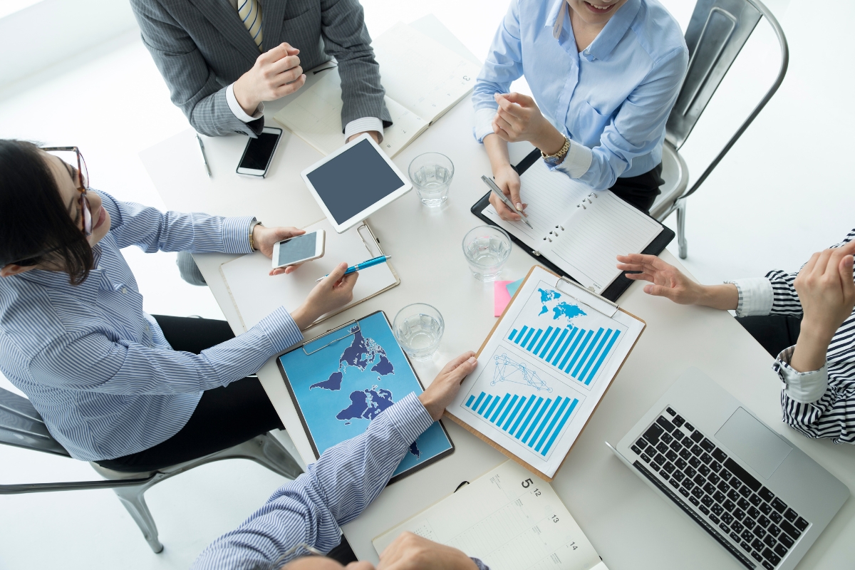 A group of business people sitting around a table discussing how to choose the best local seo company.