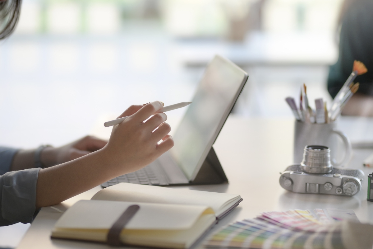 A woman is busy at her desk, working on SEO copywriting.