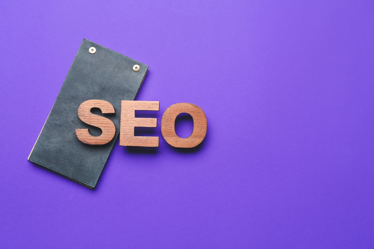 The word seo on a purple background, emphasizing E-E-A-T in SEO.